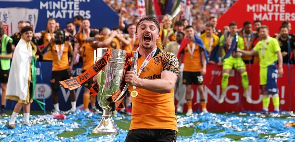Jugador de Hull City celebrando con trofeo en el campo