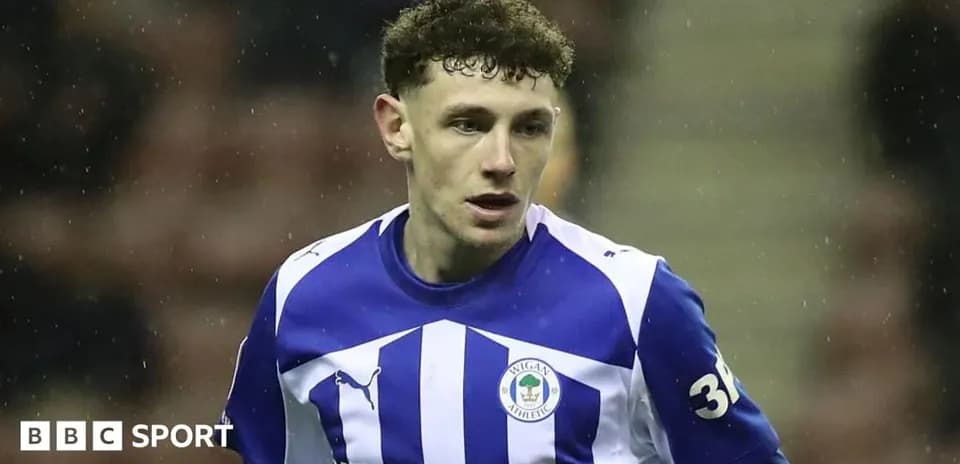 Jugador de Wigan Athletic en acción durante un partido