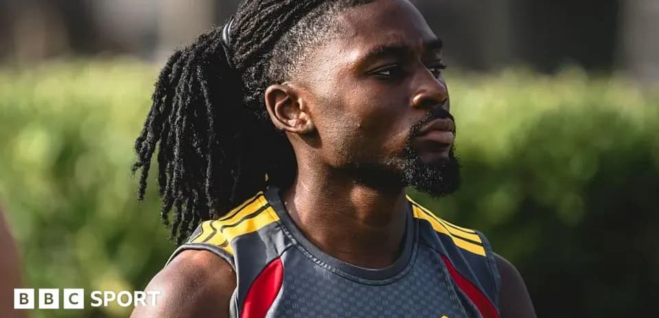 Jugador entrenando con camiseta de equipo en campo