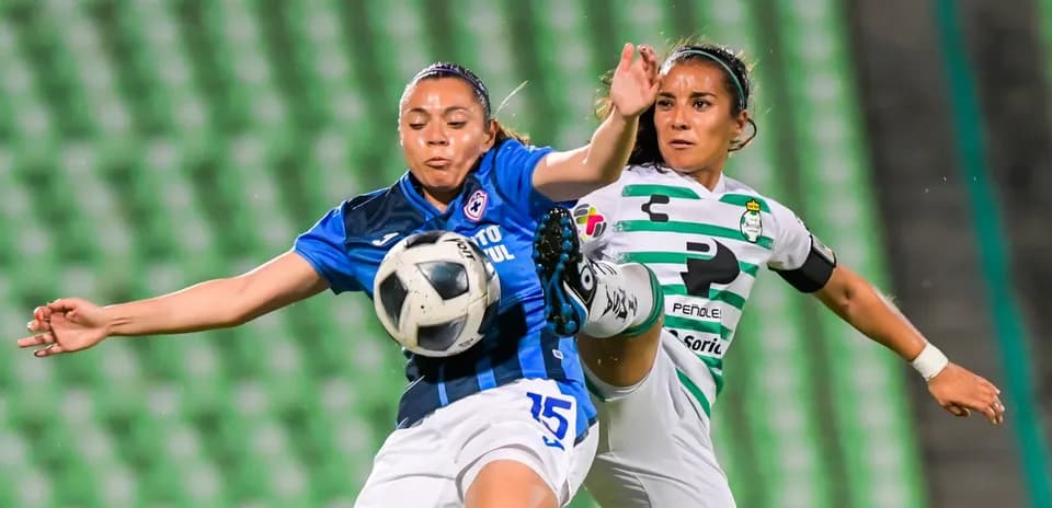 Jugadoras compitiendo por el balón en un partido
