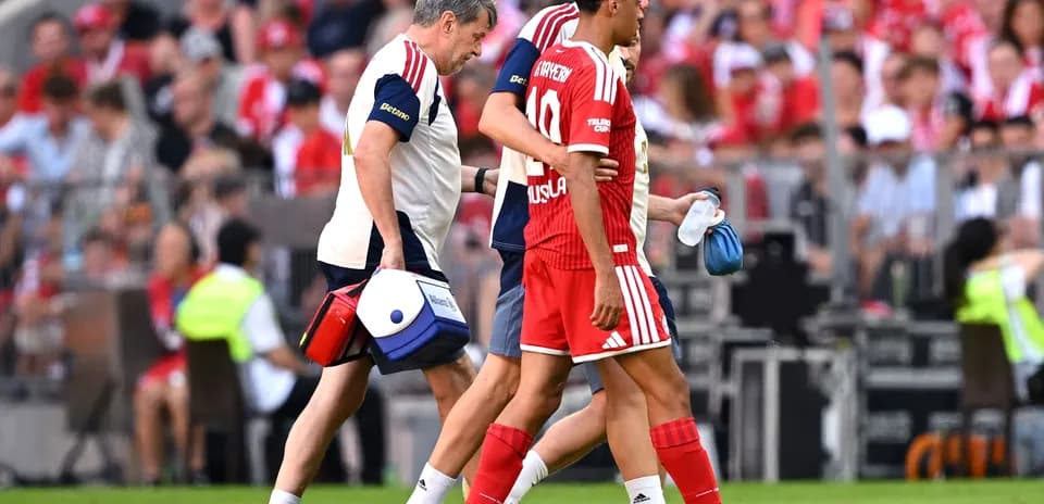 Jugador siendo ayudado por el personal médico en el campo