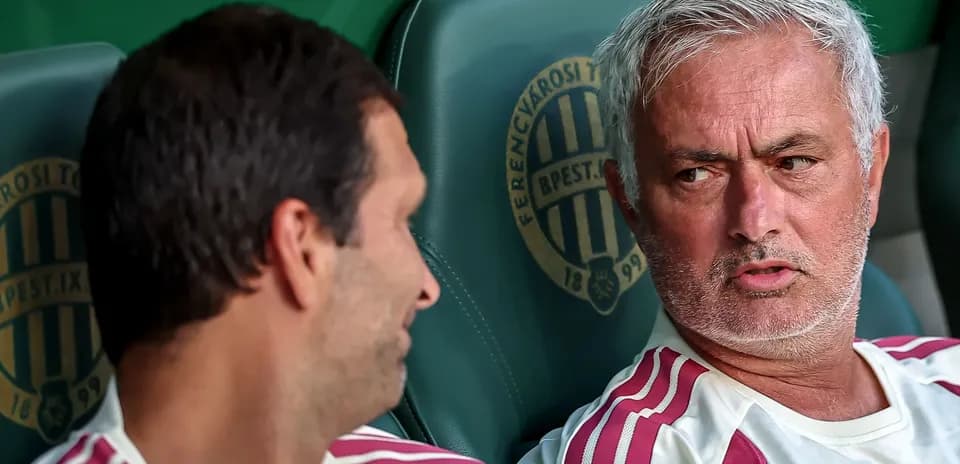 Entrenador y jugador conversando en el banquillo