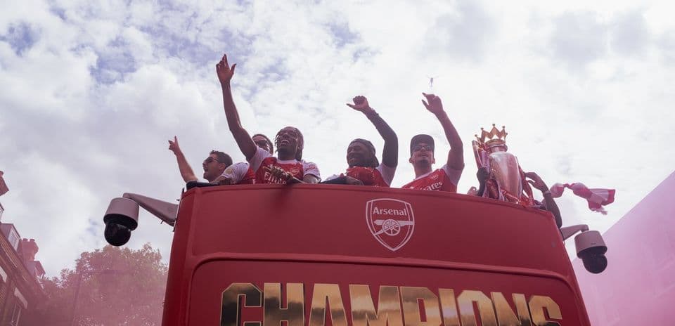 Jugadores de Arsenal celebrando en autobús descapotable