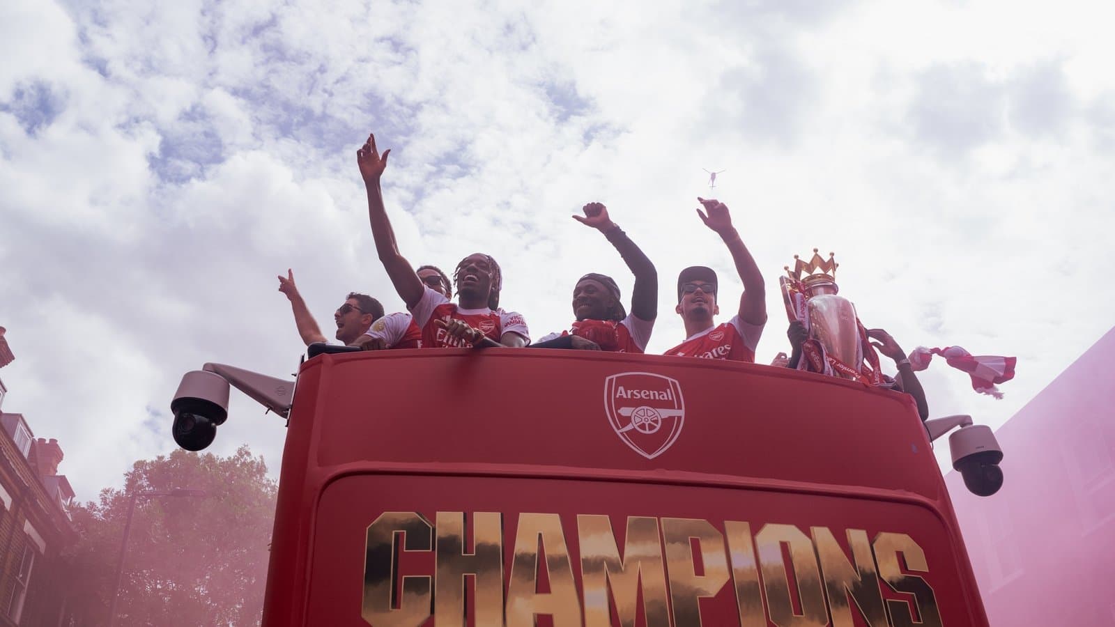 Jugadores de Arsenal celebrando en autobús descapotable