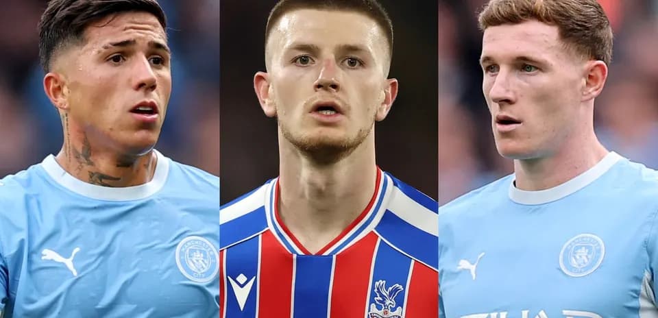 Tres jugadores en uniformes de fútbol durante un partido