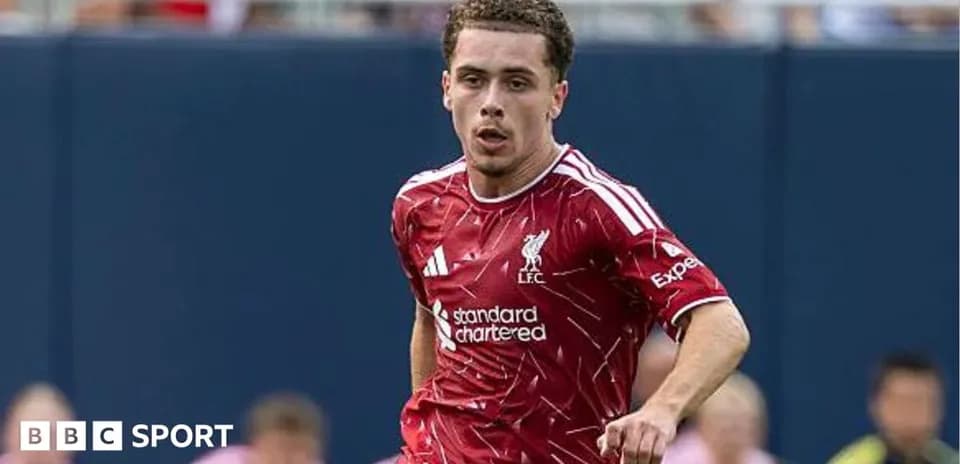 Jugador de Liverpool corriendo con balón en el campo