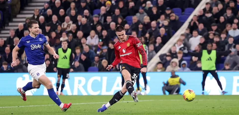 Jugador de Manchester United disparando a puerta