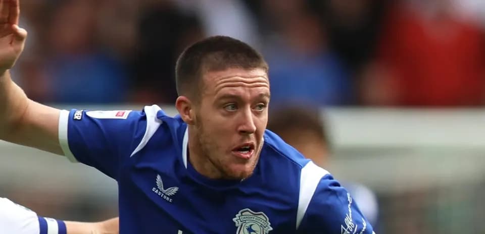 Jugador de Cardiff City corriendo durante el partido