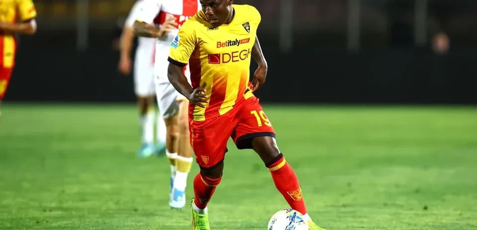 Jugador de Lecce conduciendo el balón en el campo