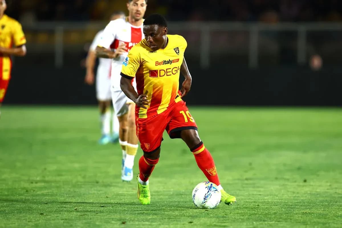 Jugador de Lecce conduciendo el balón en el campo