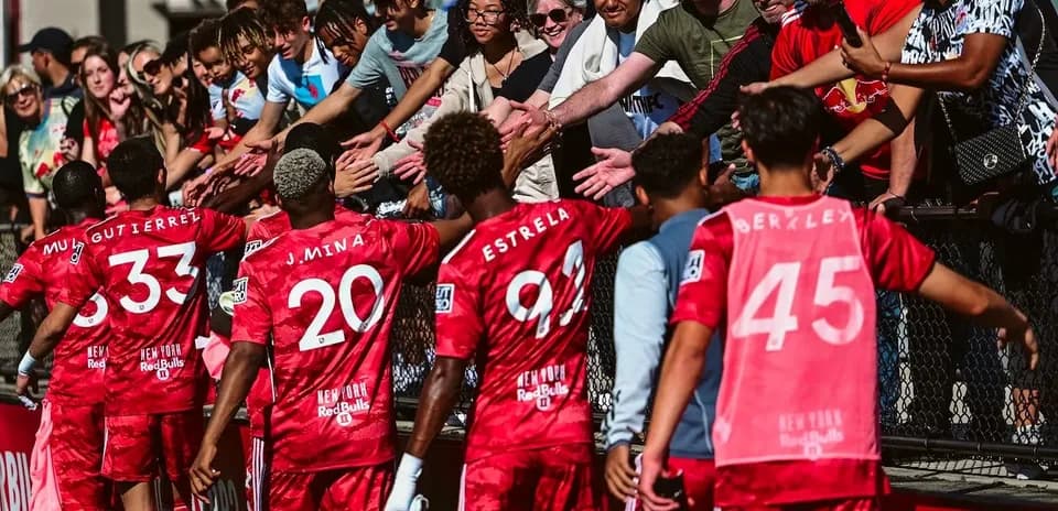 Jugadores del New York RB II saludando a los aficionados