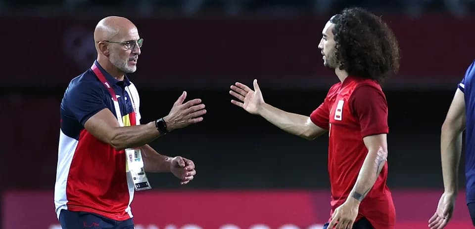 Entrenador saludando a jugador tras partido