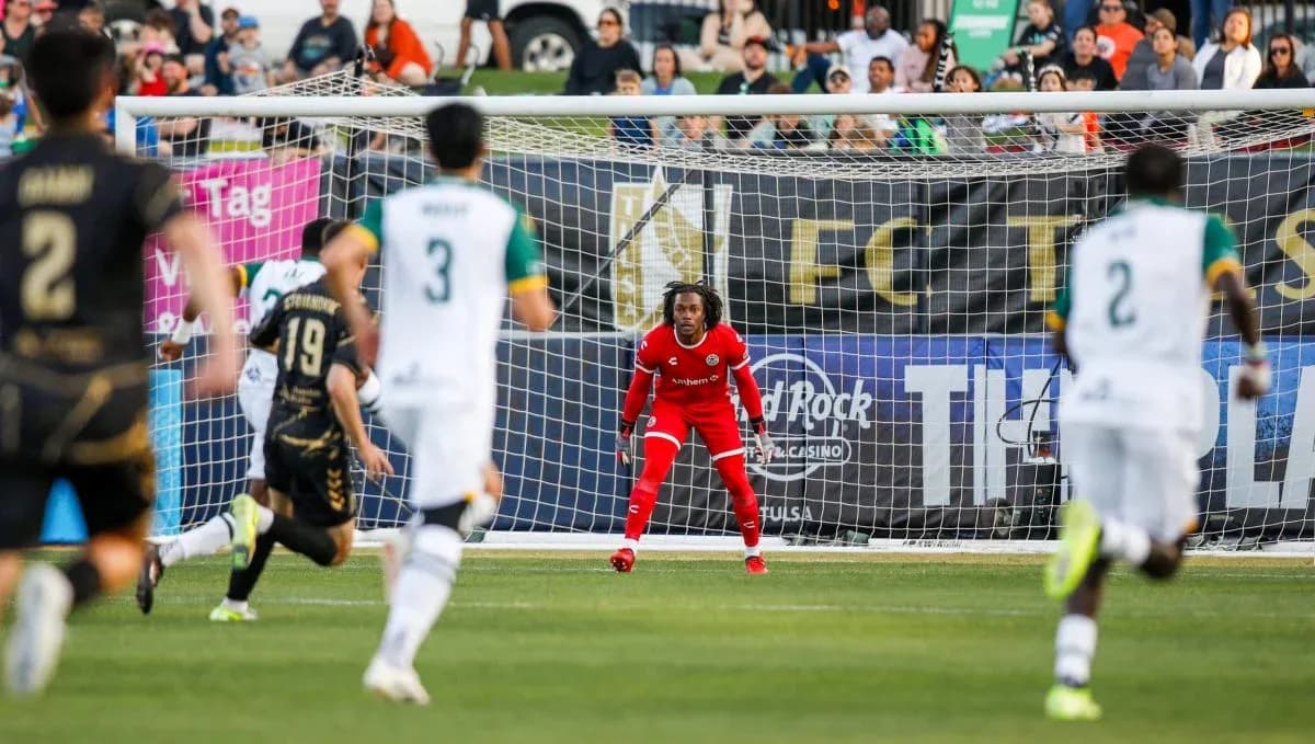 Portero listo para detener un penalti Portero listo para detener un penalti