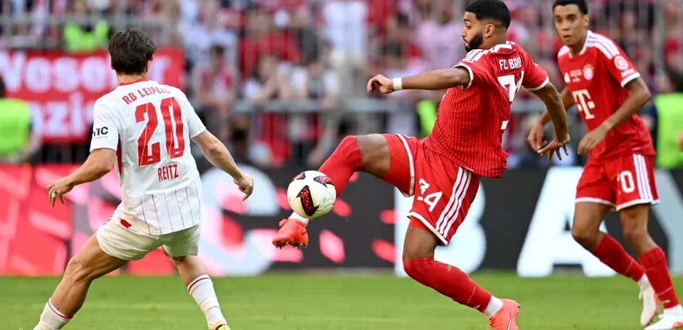 Jugador de FC Bayern despejando el balón durante el partido