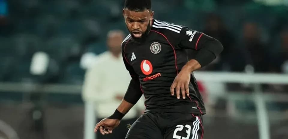 Jugador de Orlando Pirates controlando el balón en el campo