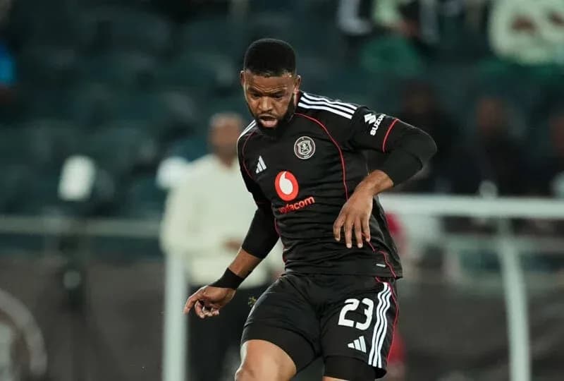 Jugador de Orlando Pirates controlando el balón en el campo