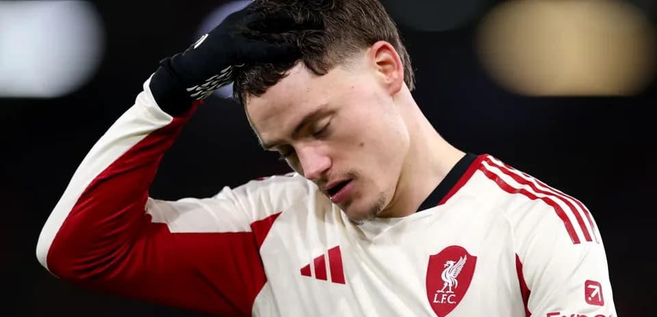 Jugador de Liverpool FC con mano en la cabeza