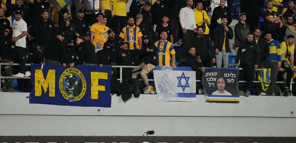 Aficionados de Maccabi Tel Aviv en el estadio