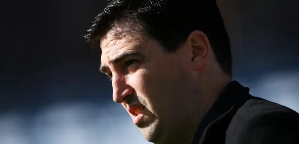 Entrenador en el campo durante el partido