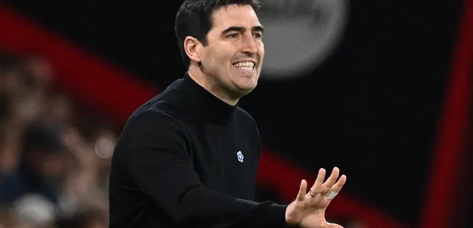 Entrenador dando instrucciones durante el partido