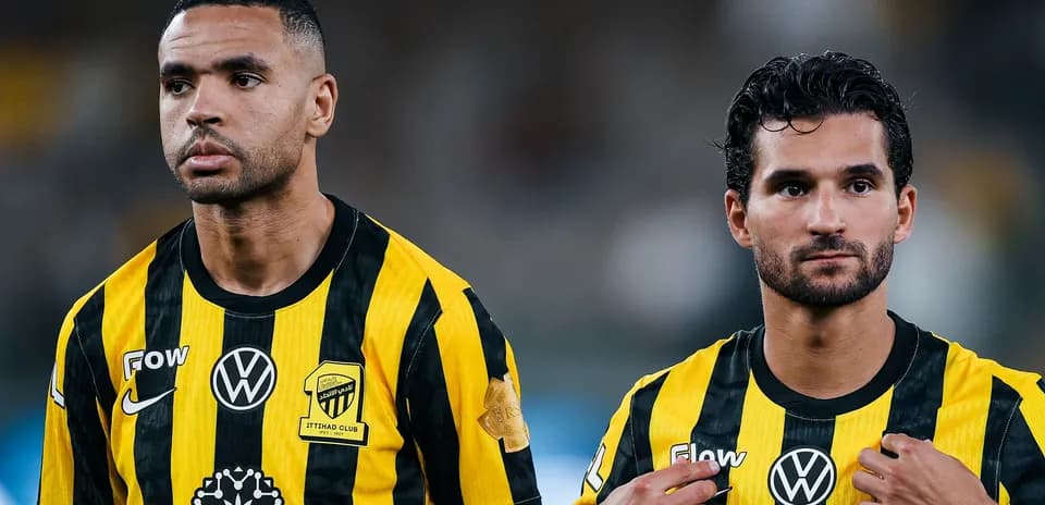 Jugadores de Ittihad en el campo durante partido