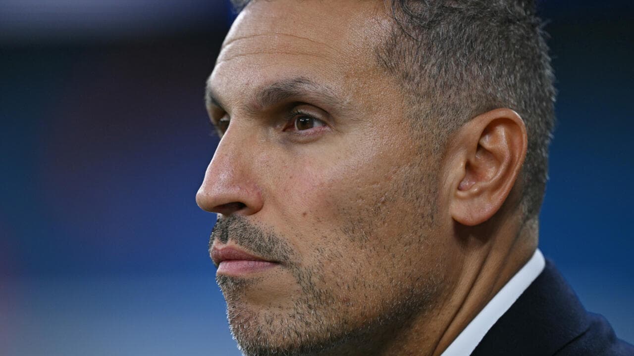 Hombre en perfil durante evento deportivo