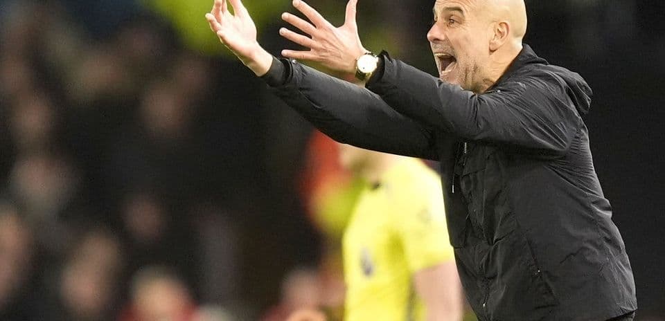Entrenador dirigiendo a su equipo desde la banda