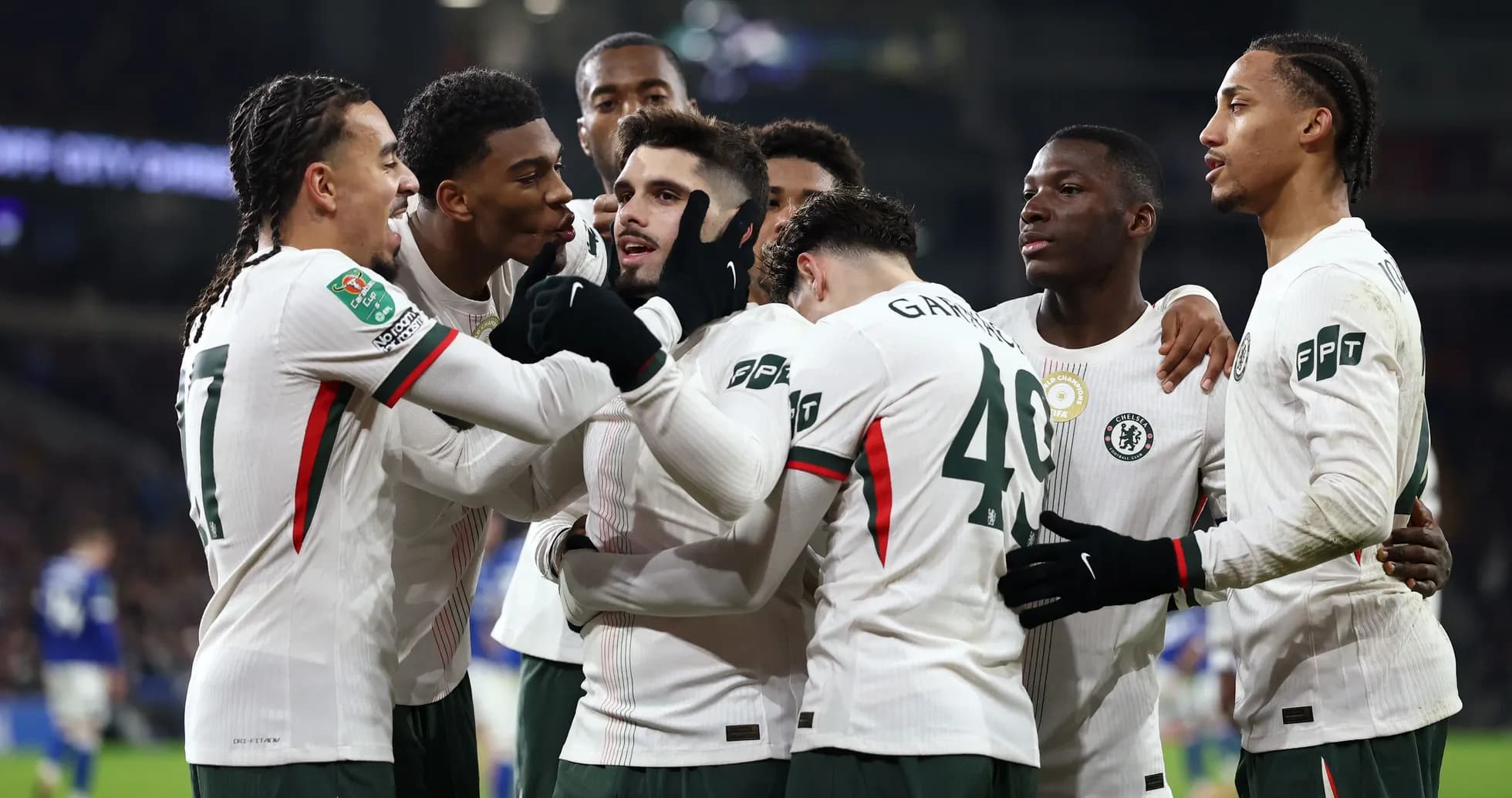 Jugadores de Chelsea celebrando un gol juntos