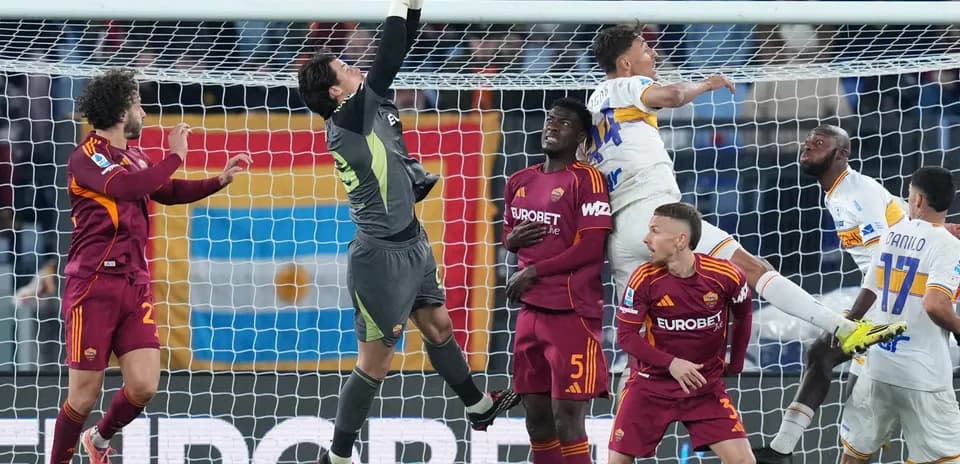 Portero atrapando el balón en el área