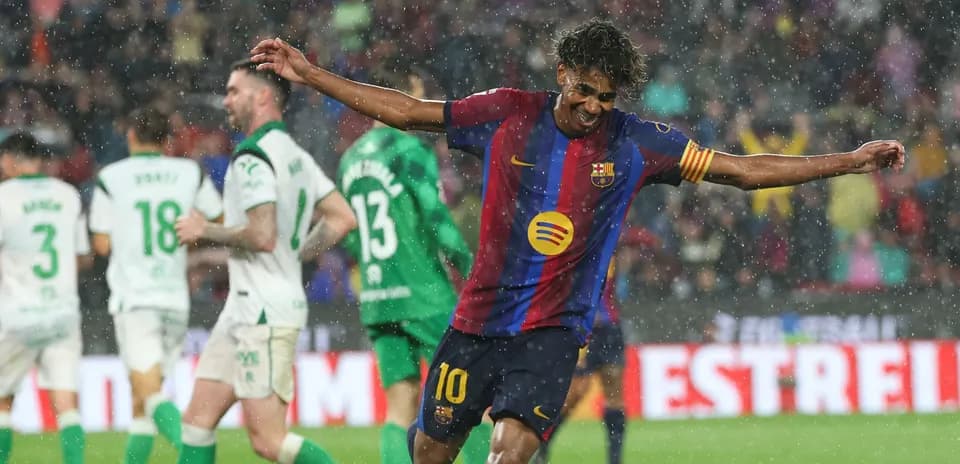 Jugador del Barcelona celebra un gol bajo la lluvia
