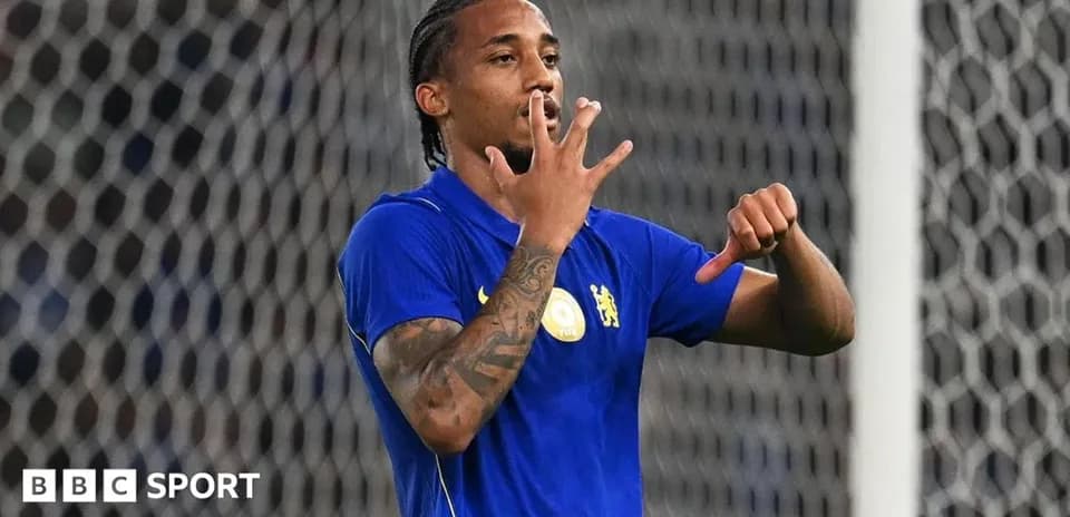 Jugador de fútbol señalando el número cinco en el campo