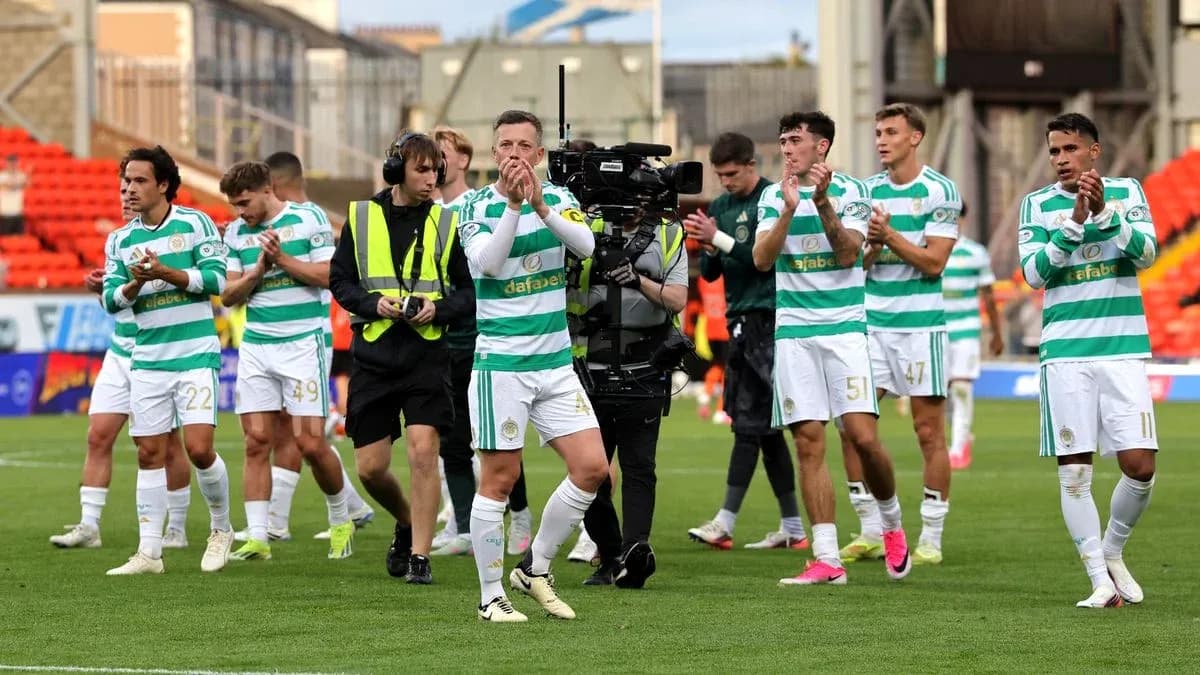 Jugadores de Celtic aplaudiendo tras el partido