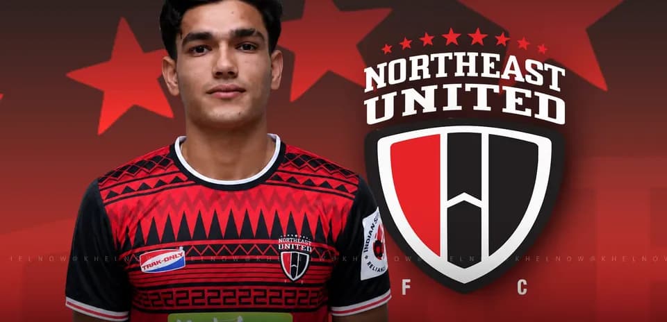 Jugador de Northeast United con uniforme y logo