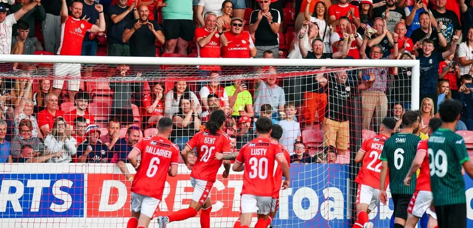 Aficionados celebrando un gol de Larne