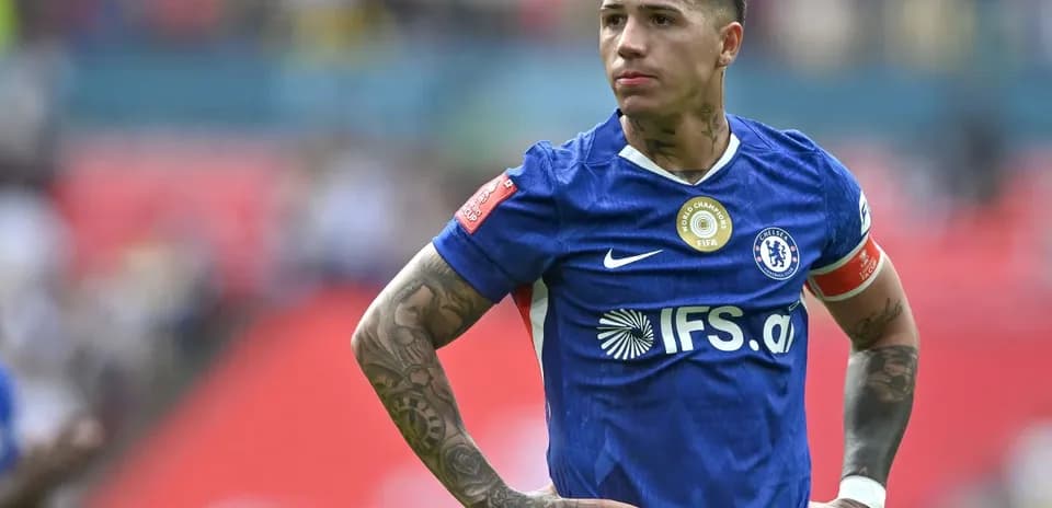 Jugador de Chelsea con camiseta azul en el campo