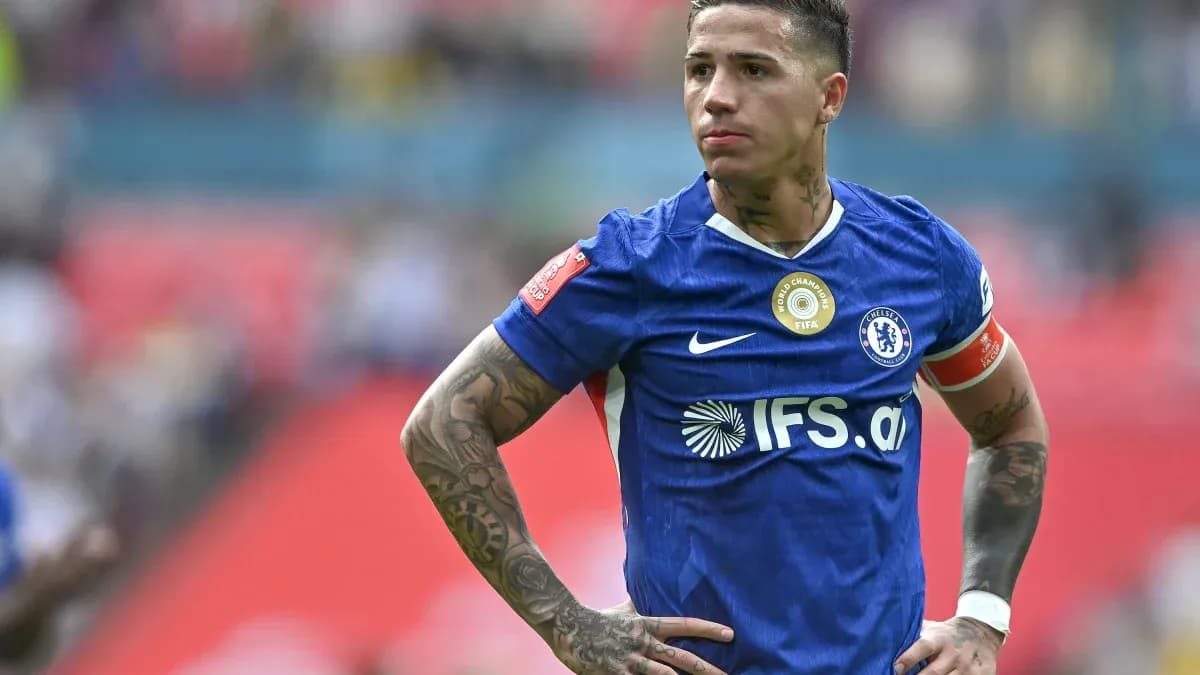 Jugador de Chelsea con camiseta azul en el campo