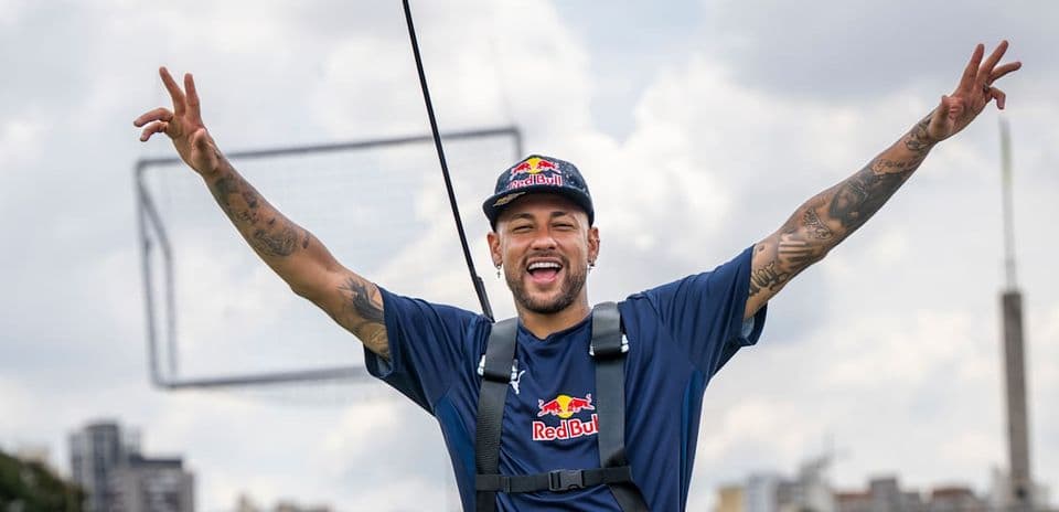 Neymar posando con brazos levantados en exterior