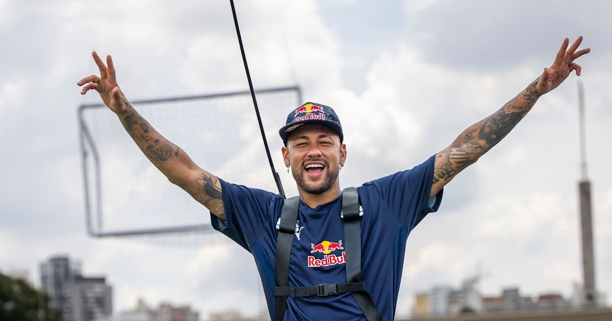 Neymar posando con brazos levantados en exterior
