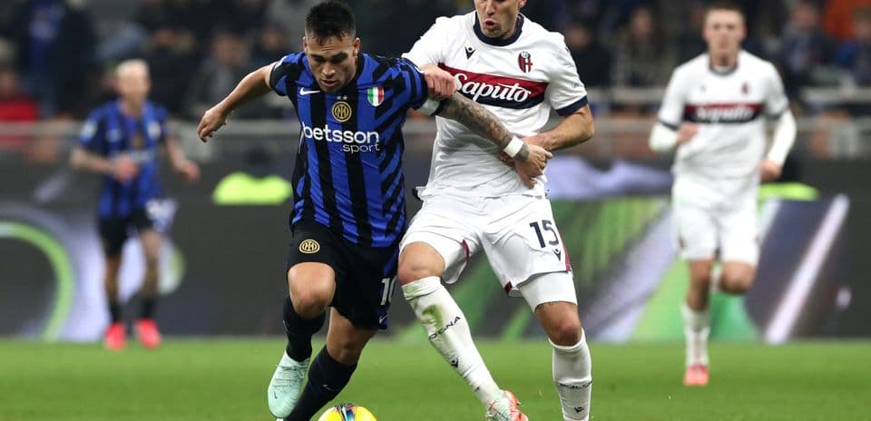 Lautaro Martínez luchando por el balón contra Bologna