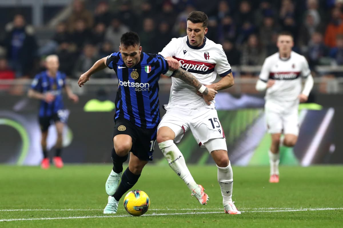 Lautaro Martínez luchando por el balón contra Bologna
