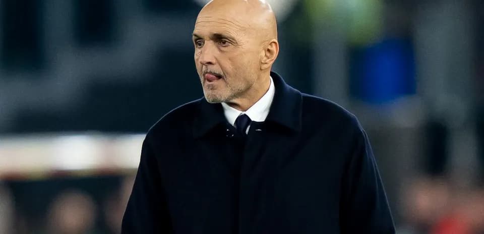 Entrenador en la banda durante un partido