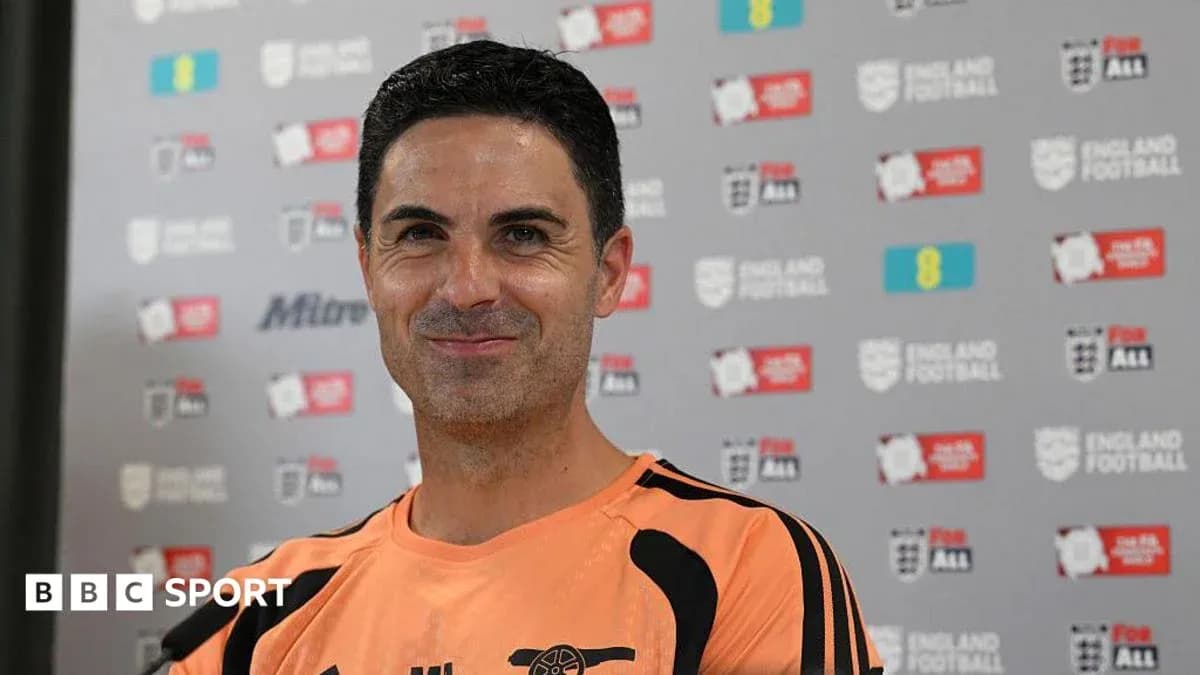 Entrenador sonriendo en conferencia de prensa