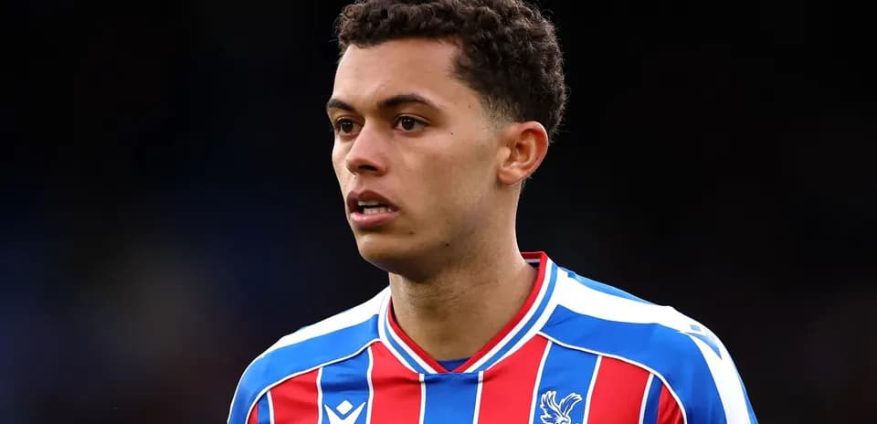 Jugador de Crystal Palace en uniforme durante el partido