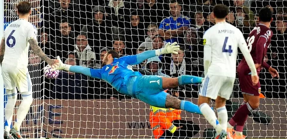 Portero haciendo una gran atajada en el partido