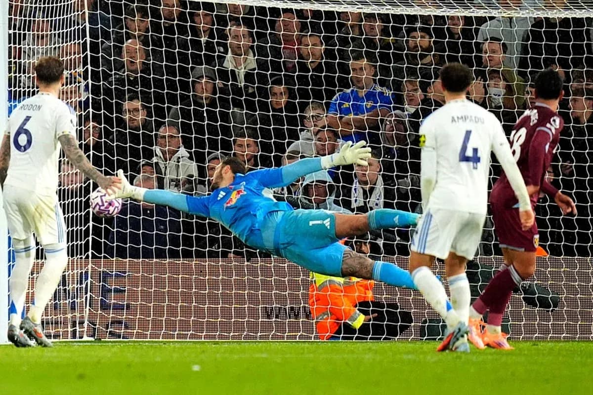 Portero haciendo una gran atajada en el partido Portero haciendo una gran atajada en el partido