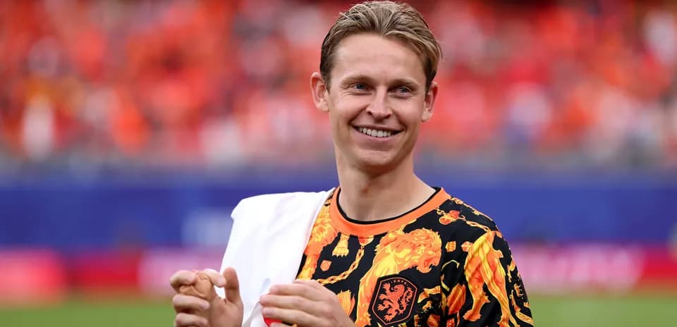 Jugador con camiseta colorida sonriendo en el campo