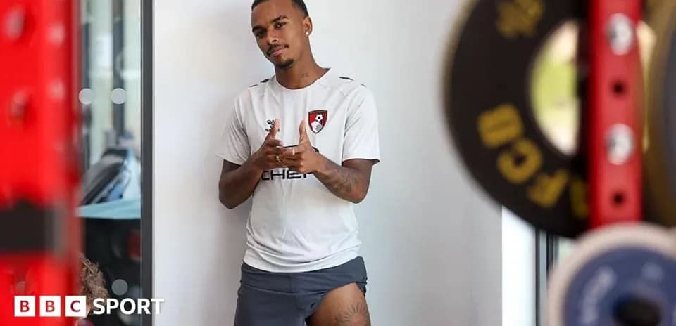 Jugador de Bournemouth posando en el gimnasio