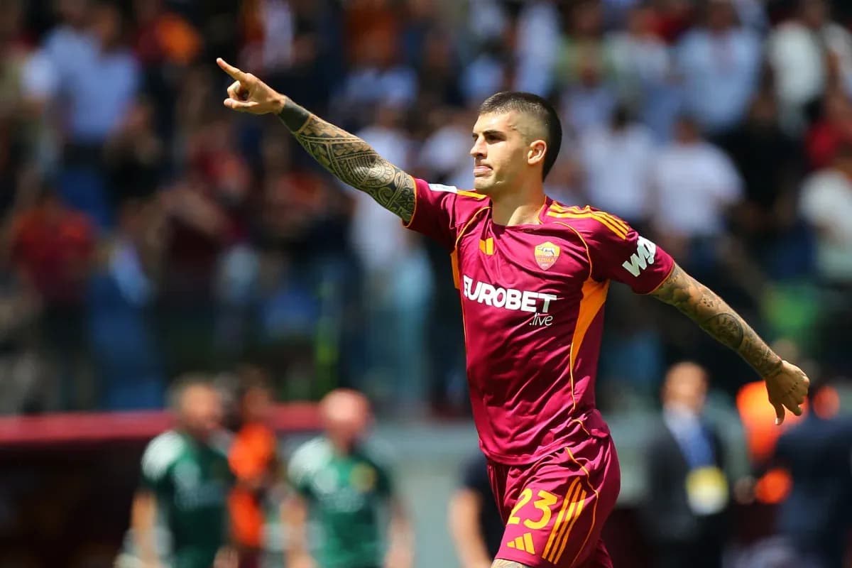 Jugador de AS Roma celebra un gol