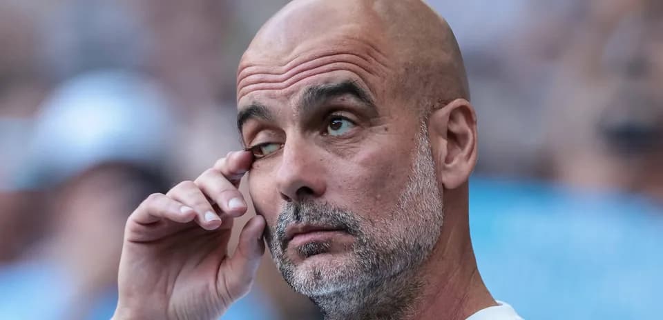 Entrenador observando el partido desde la banca