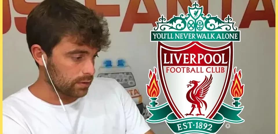 Hombre con auriculares y logo del Liverpool FC